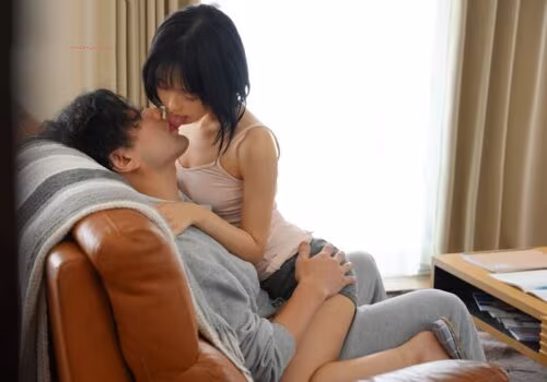 Chị gái vắng nhà cô em gái gạ tình anh rể địt nhau sung sướng