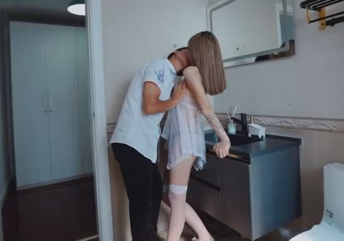 Hiếp dâm em hàng xóm vú to khiêu gợi ở nhà một mình