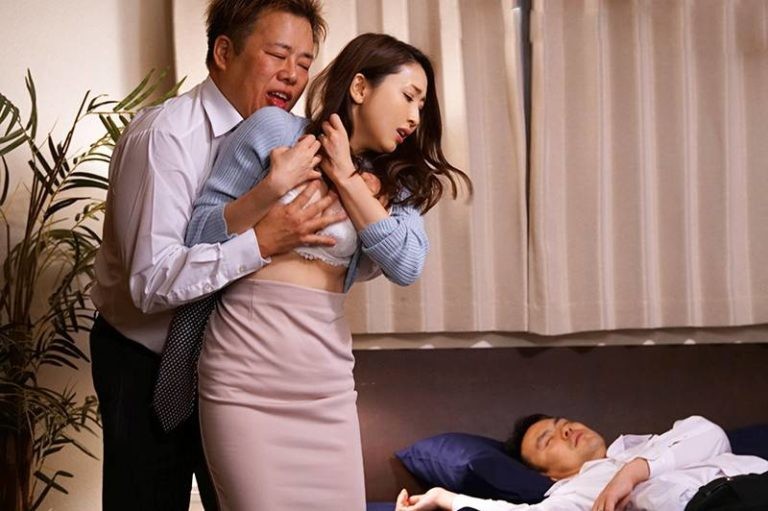 JUL-197 Đồng nghiệp đồi bại bỏ thuốc ngủ địt vợ bạn mình